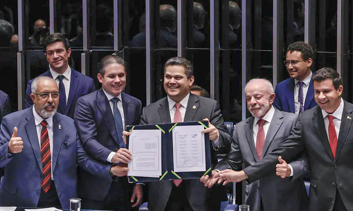 Congresso promulga emenda do fim da 6×1; escala 5×2 começa em 60 dias
